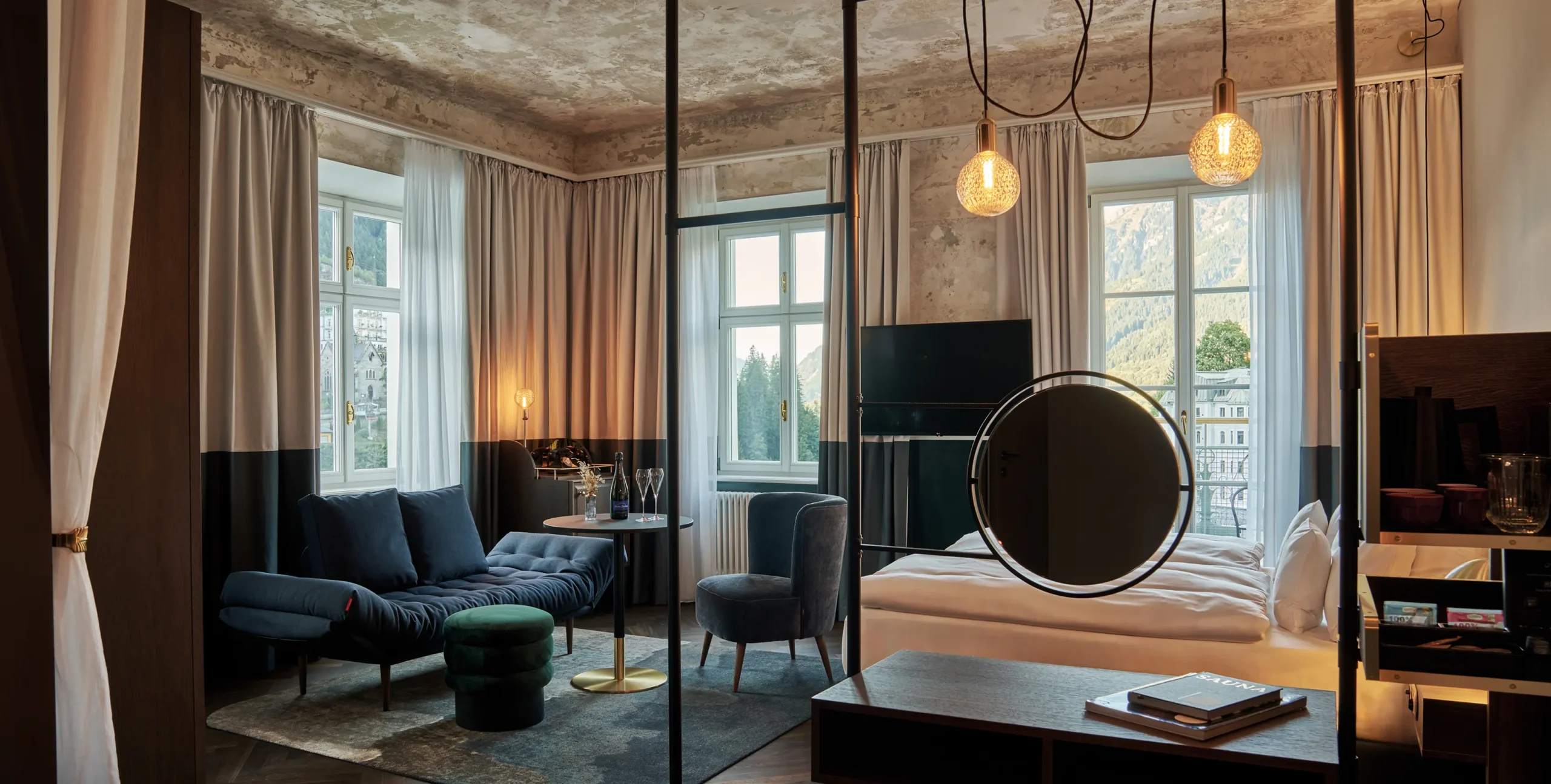 ein Zimmer mit einer Couch und einem Tisch