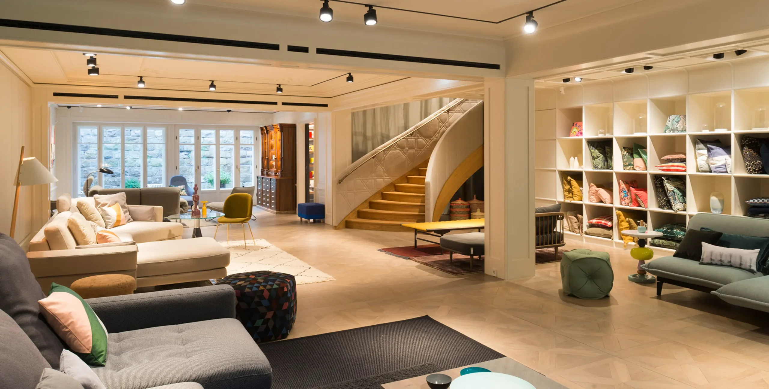 ein Raum mit einer Treppe und Sofas