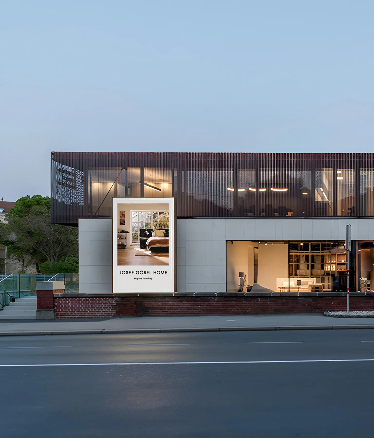 ein Gebäude mit einem Schild an der Seite des Gebäudes