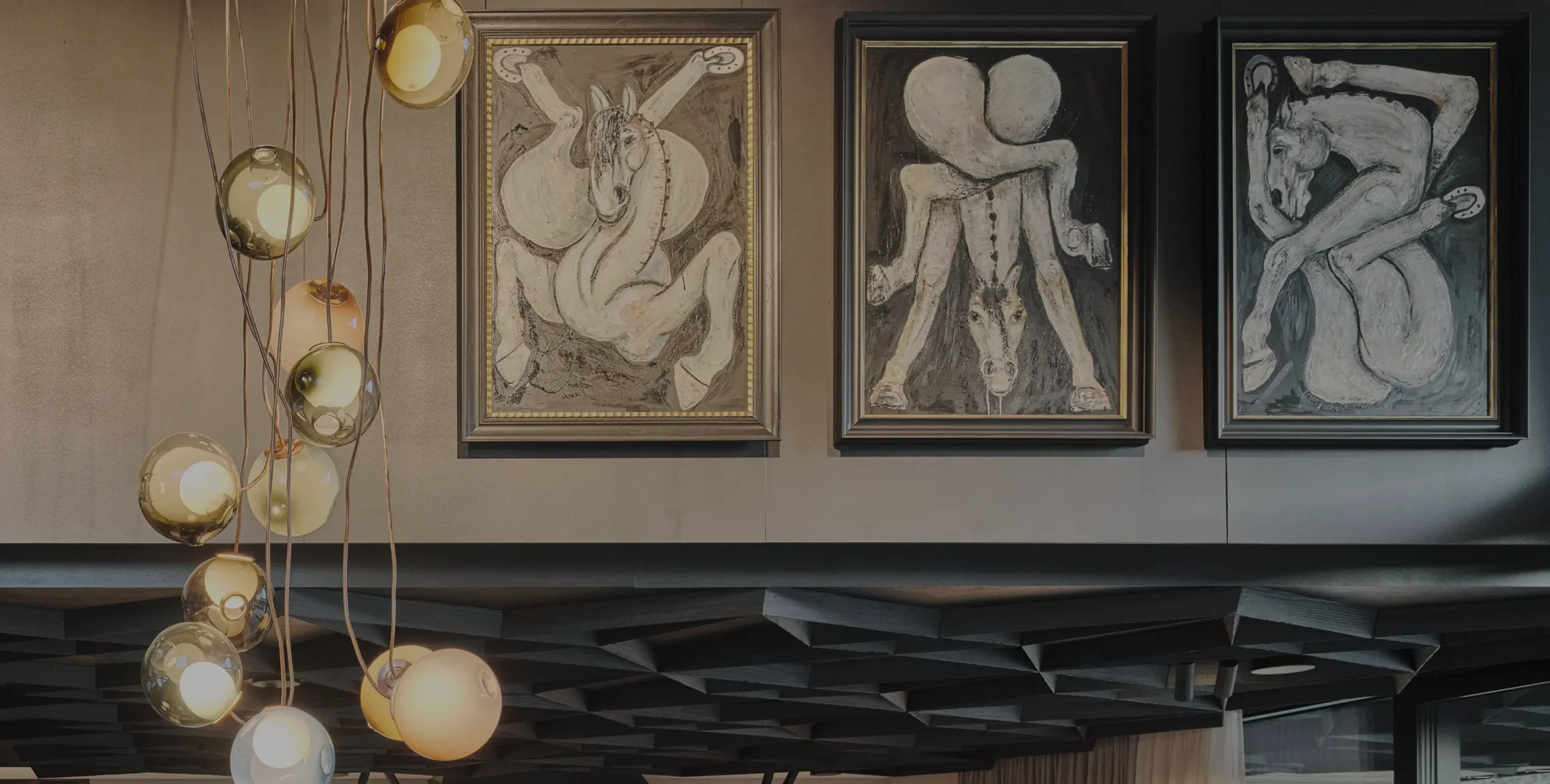 Das Bild eines Pferdes mit dem Kopf eines Mannes auf dem Rücken.