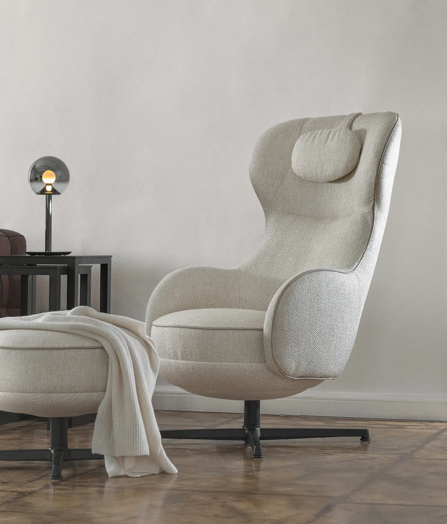 Elegantes Esszimmer mit dunklem Holztisch, olivgrünen Polsterstühlen und einer dezenten Holzvertäfelung im Hintergrund