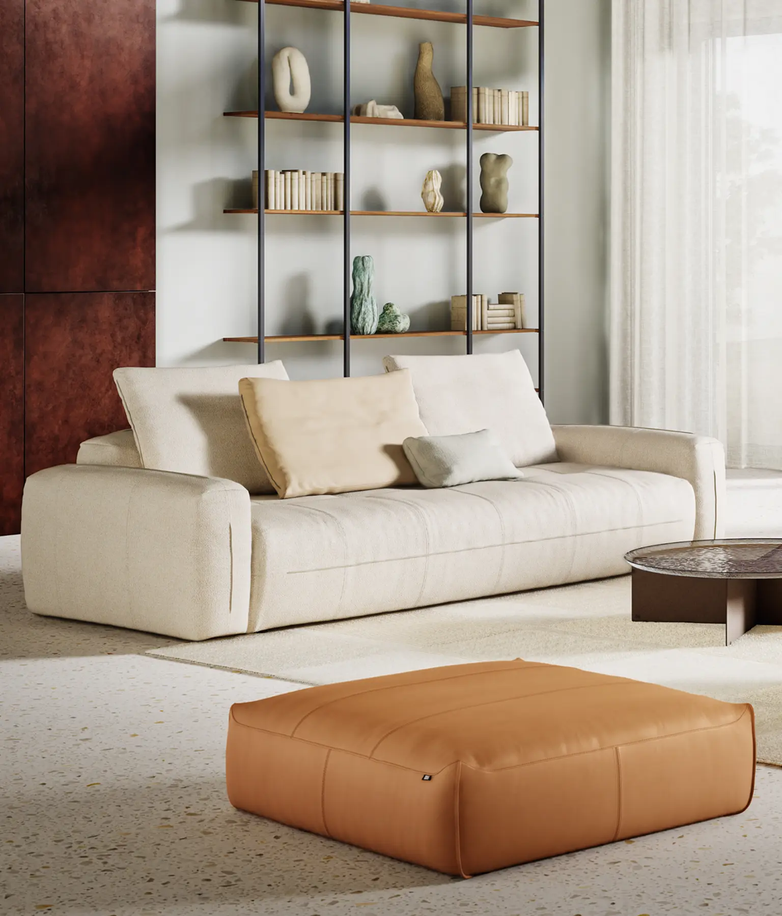 Modernes Wohnzimmer mit cremefarbenem Sofa, dekorativen Kissen, einem cognacfarbenen Pouf und einem minimalistischen Regal mit Kunstobjekten