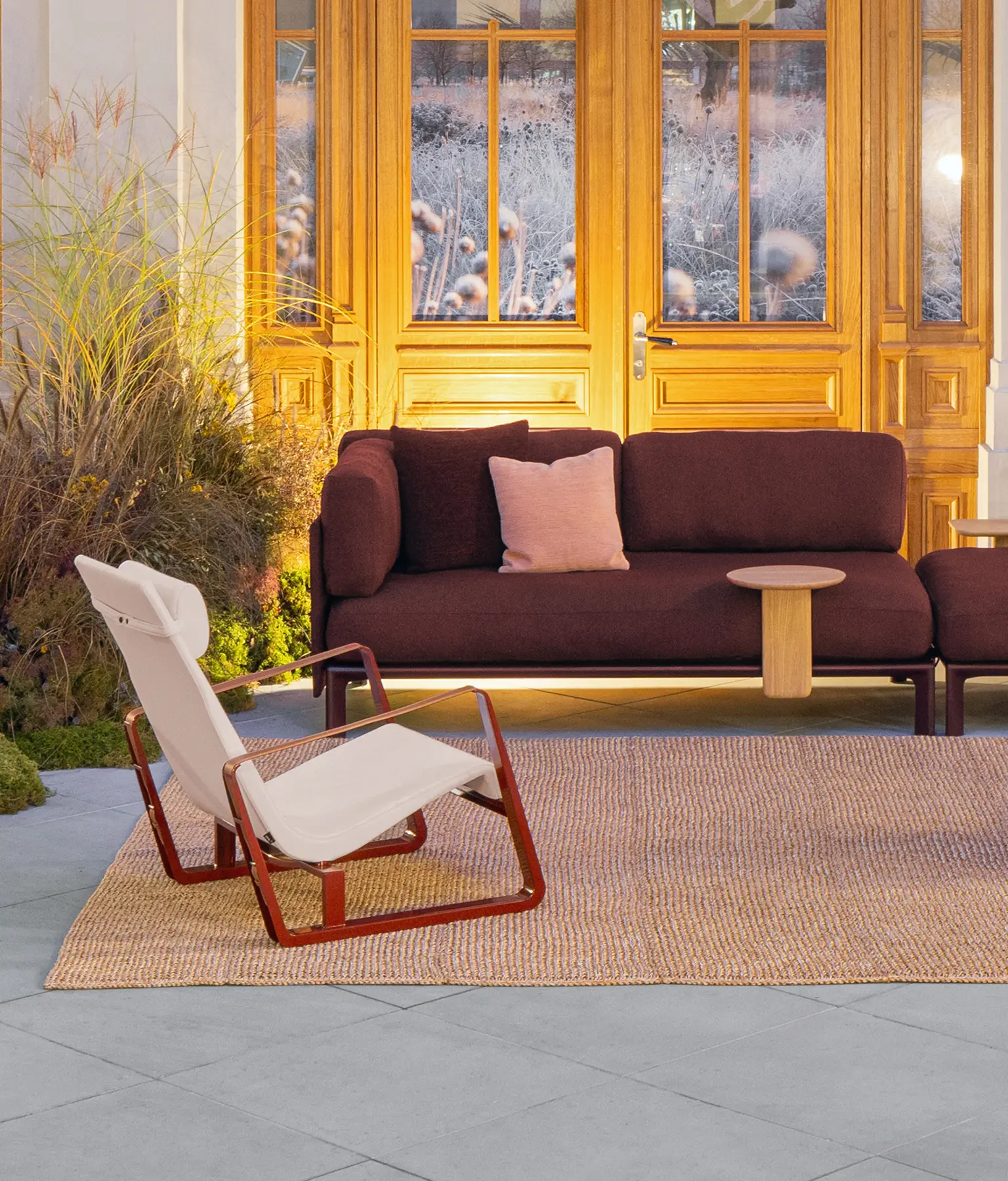 ein brauner Ledersessel neben einem Fenster