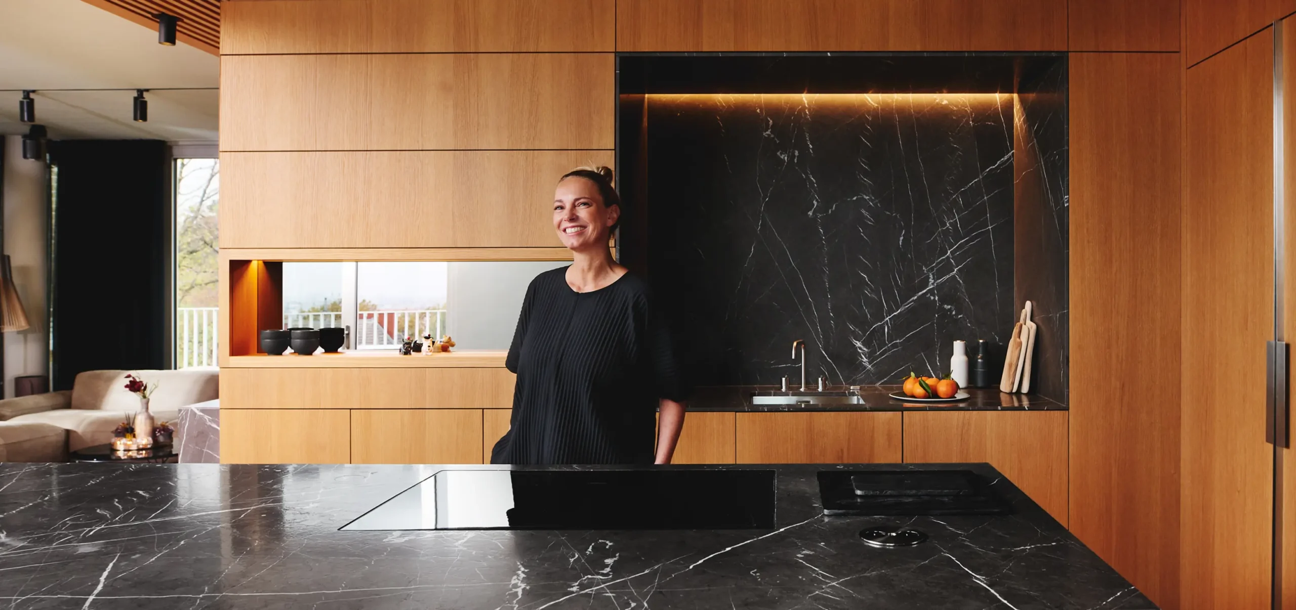 eine Frau, die in einer Küche steht