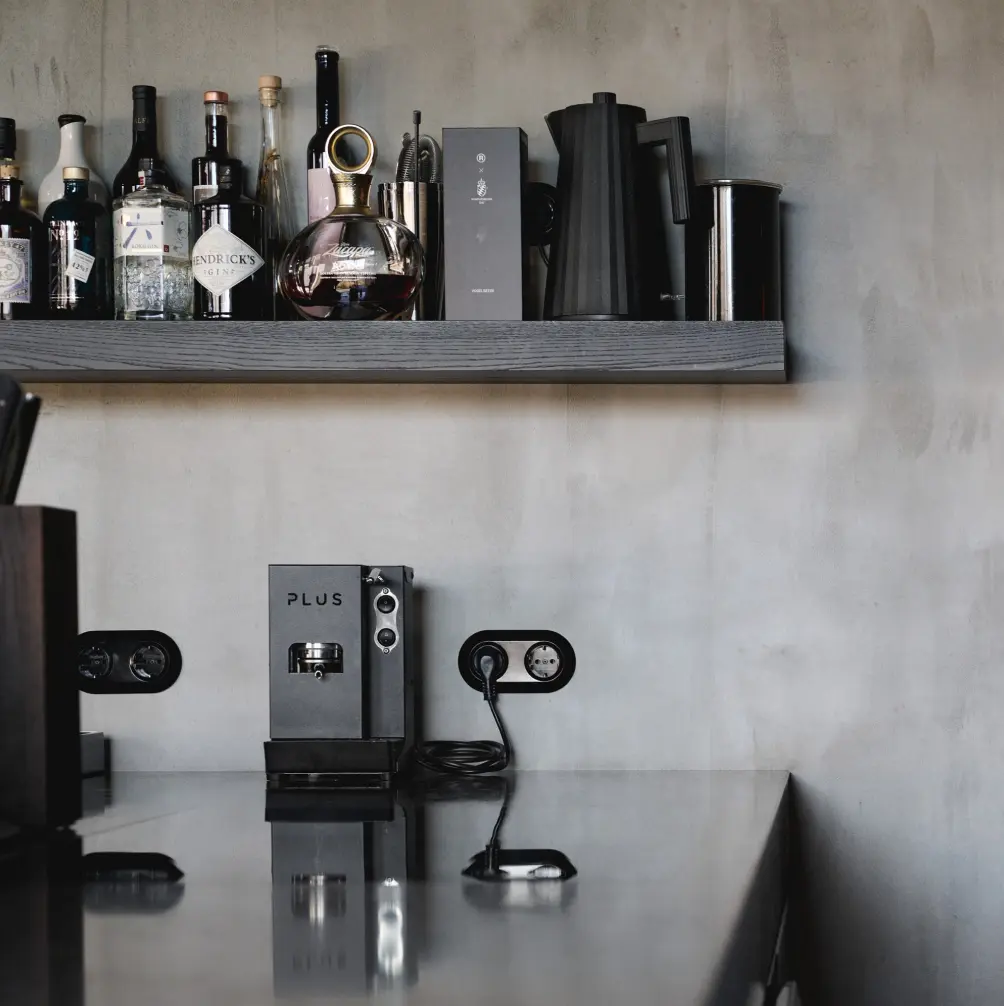 ein Tisch und Stühle in einem Raum