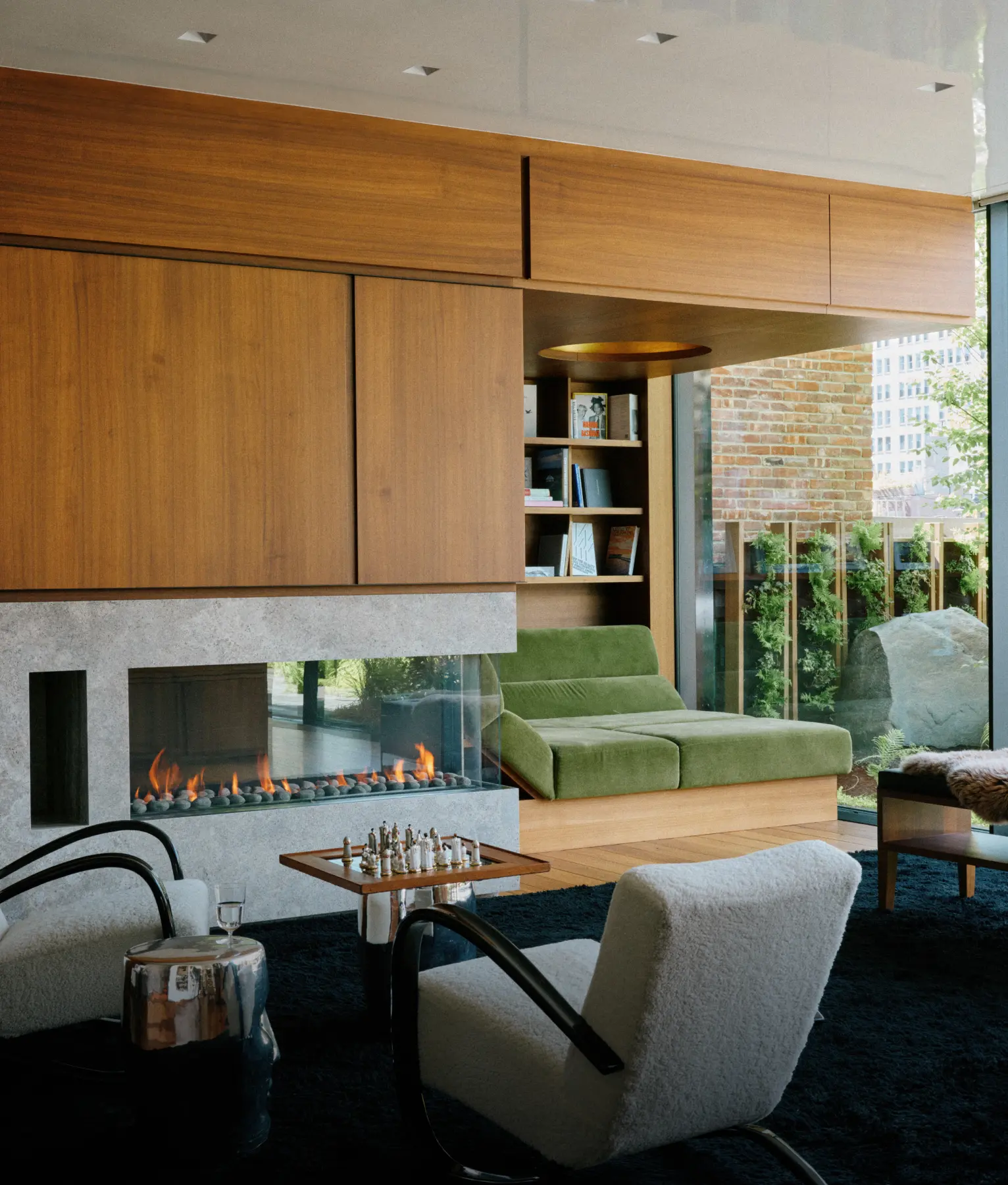 eine grüne Couch in einem Raum mit Bücherregalen