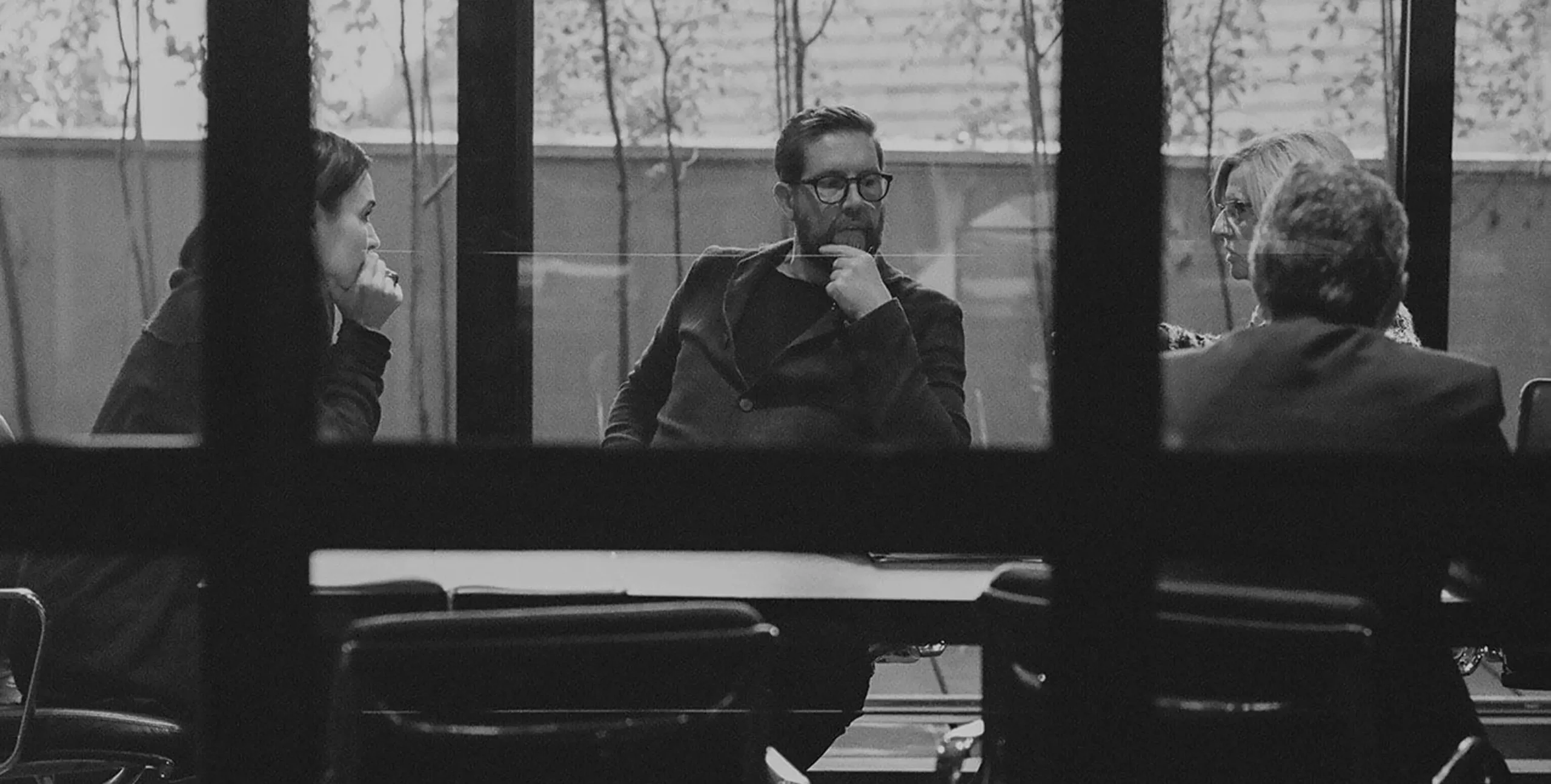 ein Mann mit Brille sitzt an einem Tisch